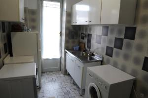 eine kleine Küche mit einer Waschmaschine und einem Waschbecken in der Unterkunft Milano: accogliente appartamento in zona comoda in Mailand