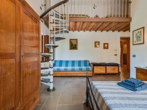 uma sala de estar com um beliche e uma escada em espiral em Belvilla by OYO Tranquil Farmhouse near Nightlife em Penna