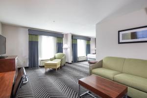 TV a/nebo společenská místnost v ubytování Best Western Inn & Suites San Mateo - San Francisco Airport