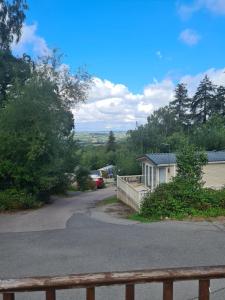 セント・レオナルズにあるSummer Lodge lovely big caravan in Hastings sleeps 6 free WiFi in caravanの柵のある家に通じる道