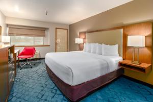 Een bed of bedden in een kamer bij Red Lion Templin's Hotel on the River