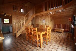 Posezení v ubytování Gite Roche Des Ducs avec Piscine toute l'année, Spa, Sauna, Hammam