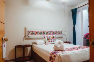 
A bed or beds in a room at Casa de las Bugambilias B&B
