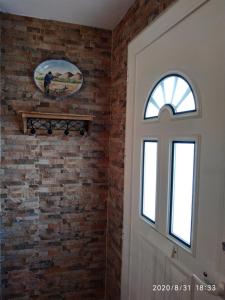 eine Backsteinwand mit einem Fenster und einer Tür in der Unterkunft Retiro do Caçador in Reguengos de Monsaraz + 4 Fotos