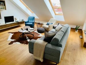 Posedenie v ubytovaní BL - The Penthouse, 24hr Self Check-in, 2 Bedrooms, Fireplace, AC, Panoramic View from main Balcony, 3-minute walk to City Center