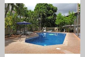 The swimming pool at or close to Spacious Studio w/ Parking, beach/mall/park
