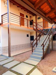 uma escadaria que leva a um edifício com tectos em madeira em Pousada Capim Dourado em Alto Paraíso de Goiás