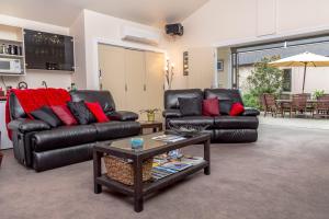 a living room with two leather couches and a table at The Summit Lodge in Gladstone