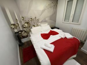 マドリードにあるWindRose 7の赤と白のベッド(白のタオル付)