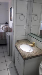 une salle de bain avec un lavabo et un miroir dans l'établissement Suites Vila de Iracema, à Fortaleza 23 autres photos