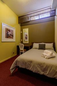 1 dormitorio con 1 cama con toallas en Ilioni Boutique Hotel, en Guayaquil