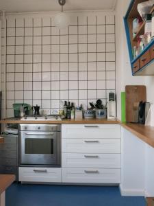 Кухня или мини-кухня в ApartmentInCopenhagen Apartment 1284
