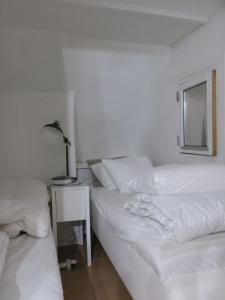 una camera con due letti e un tavolo con finestra di ApartmentInCopenhagen Apartment 1316 a Copenaghen