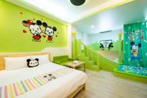 En eller flere senger på et rom på Kids Paradise