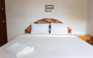 Postel nebo postele na pokoji v ubytování KritshanaJPR 3 K Hotel
