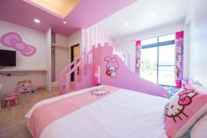 En eller flere senger på et rom på Kids Paradise