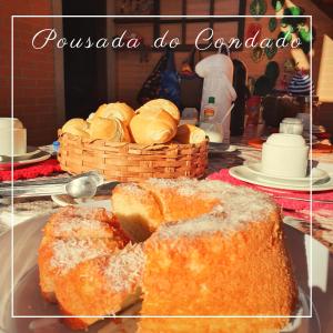 einen Tisch mit einem Teller Brot und Brotkörben in der Unterkunft Pousada do Condado in Paraty