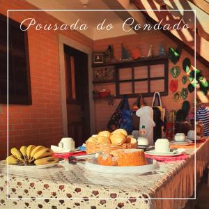 ein Tisch mit Brot und Bananen darüber in der Unterkunft Pousada do Condado in Paraty