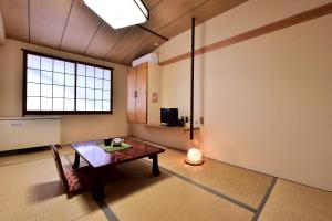 TV a/nebo společenská místnost v ubytování Takenoya Ryokan (Guest House Takenoya)