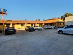 a group of cars parked in a parking lot at Pousada Quatro Estações in Alto Paraíso de Goiás