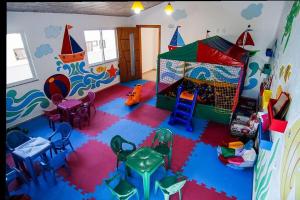 a room with a play room with chairs and a play set at Arraial do cabo in Arraial do Cabo