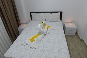 uma cama com dois cisnes feitos de toalhas em can apart hotel em Kemer