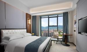 Postel nebo postele na pokoji v ubytování Ramada Encore by Wyndham Chenzhou North