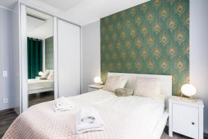 Кровать или кровати в номере Sleepway Apartments- Garbary 100-46