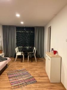 een woonkamer met een tafel en stoelen bij apartamenti Zirnis in Cēsis