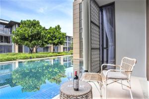 Galería fotográfica de Luxury Oceanfront_pool access apartment en Mai Khao Beach