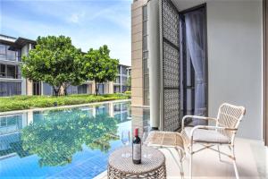 Bazén v ubytování Luxury Oceanfront_pool access apartment nebo v jeho okolí