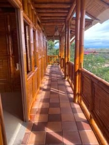 eine leere Veranda eines Holzgebäudes mit Aussicht in der Unterkunft HV Sueño Real Tatacoa in Villavieja