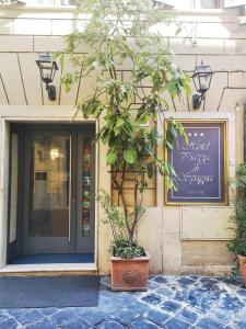 um edifício com um sinal em frente a uma porta em Hotel Piazza Di Spagna em Roma