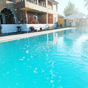 A piscina localizada em Sausan Hotel ou nos arredores