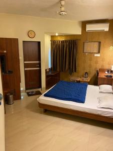 Postel nebo postele na pokoji v ubytování Panchavati Elite Inn