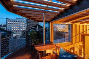 d'un balcon avec un banc en bois et une fenêtre. dans l'établissement ARCHITEKTON -the villa Tennoji-, à Osaka 28 autres photos