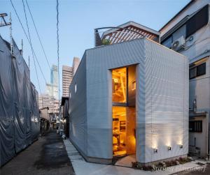 uma pequena casa ao lado de uma rua em ARCHITEKTON -the villa Tennoji- em Osaka