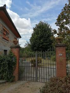 una puerta de hierro delante de una casa en Mugello - casa di campagna, en Vicchio