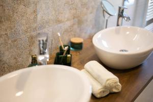 Kúpeľňa v ubytovaní BL - The Penthouse, 24hr Self Check-in, 2 Bedrooms, Fireplace, AC, Panoramic View from main Balcony, 3-minute walk to City Center