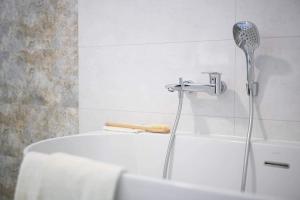 Kúpeľňa v ubytovaní BL - The Penthouse, 24hr Self Check-in, 2 Bedrooms, Fireplace, AC, Panoramic View from main Balcony, 3-minute walk to City Center