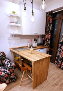 uma cozinha com uma mesa de madeira num quarto em Apartman Andric 2 em Valjevo