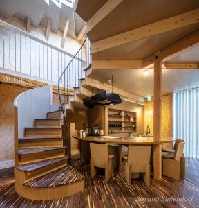 cocina y comedor con mesa y escaleras en ARCHITEKTON -the villa Tennoji- en Osaka