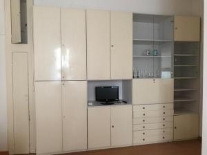 einen großen weißen Schrank mit einem TV. in der Unterkunft Porta Venezia Flat in Mailand