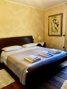 1 dormitorio con 1 cama con toallas en La Casolicchia di Arona, en Arona