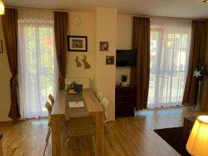 TV a/nebo společenská místnost v ubytování Apartmany Arber