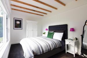 Postel nebo postele na pokoji v ubytování Maple Cottage