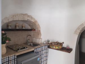 アルベロベッロにあるジアディノ デイ トゥルーリのキッチン(シンク付きカウンター、カウンタートップ付)