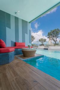 Bazén v ubytování Crest Resort & Pool Villas - SHA Extra Plus nebo v jeho okolí