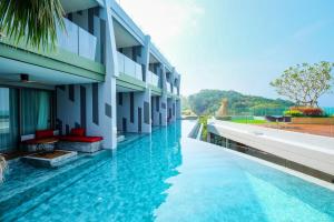 Bazén v ubytování Crest Resort & Pool Villas - SHA Extra Plus nebo v jeho okolí