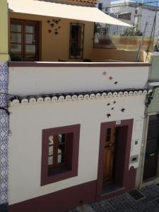 a side view of a house with two doors at Casa das Andorinhas in Faro